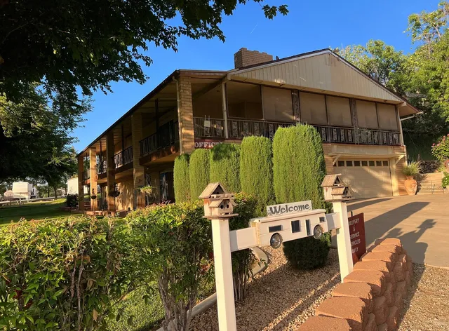 Leeds RV Park & Motel