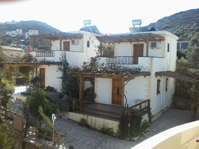 Vrisi Apartments & Villa