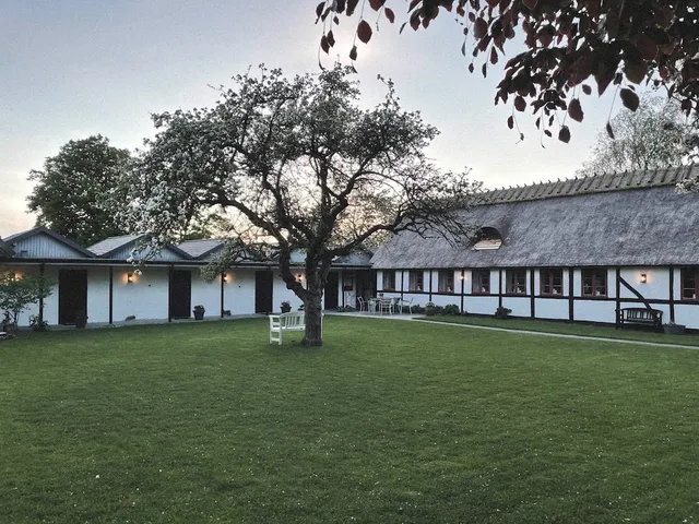 Kirsebærkroen - The Inn Between