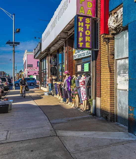 W&K sports - Large selection of clothing - shoes - kitchen accessories - home and other new and used items - branded items