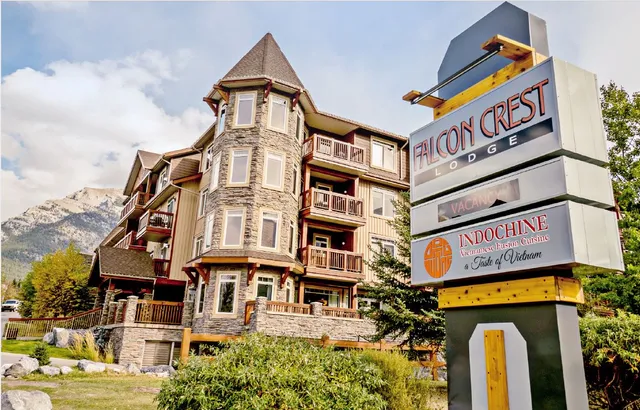 Falcon Crest Lodge by CLIQUE