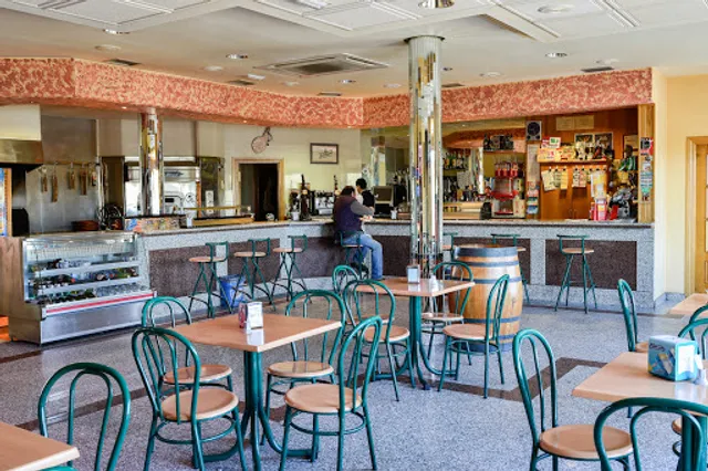 LA PINEDA Hostal - Restaurante