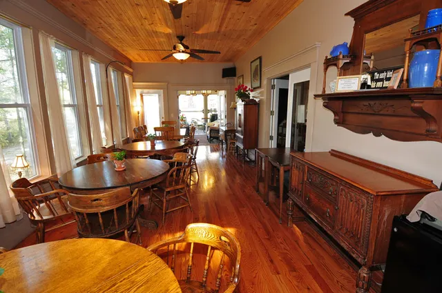 Fredericka's Restaurant and the Loose Moose Bar & Grille