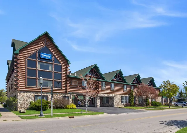 Days Inn & Suites by Wyndham Mackinaw City-Bridgeview Lodge