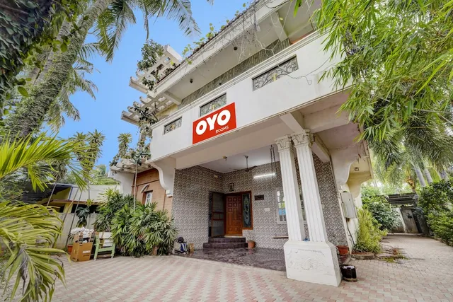 OYO Flagship Queens Palace