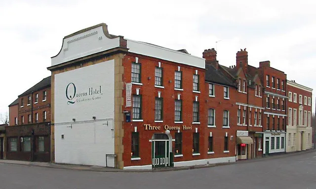 Three Queens Hotel & Lodge