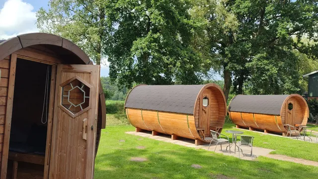 Gemütliches Schlaffass Am Schwimmteich