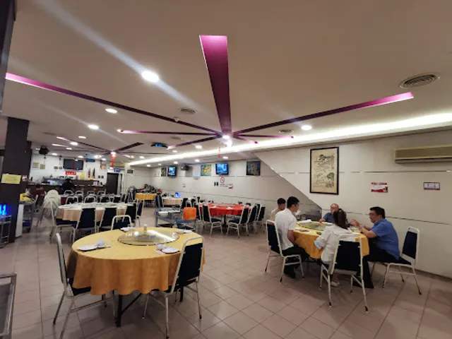 Restoran East Of Highway