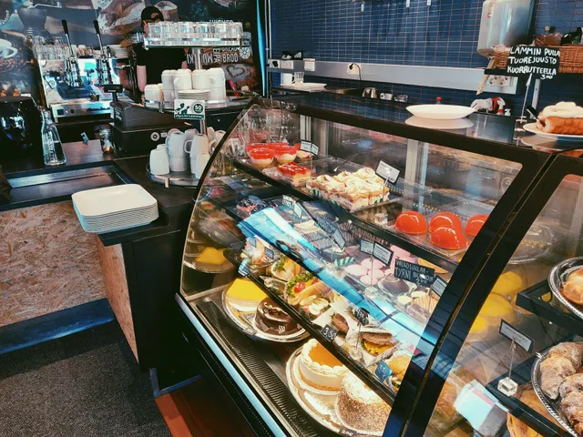 Mäkilän Leipomo kahvila, Liikekulma