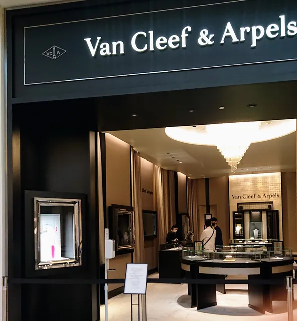 Van Cleef & Arpels Okinawa DFS T Galleria Store
