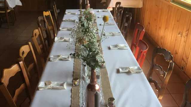 La table de l'Herberie (Chaise Rouge)