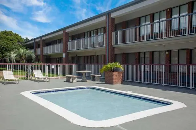 Super 8 by Wyndham Mobile I-65