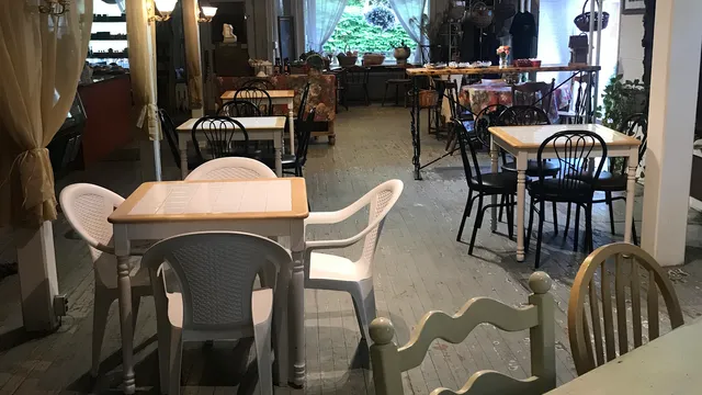 Jeanie Bean & Family Delicatessen