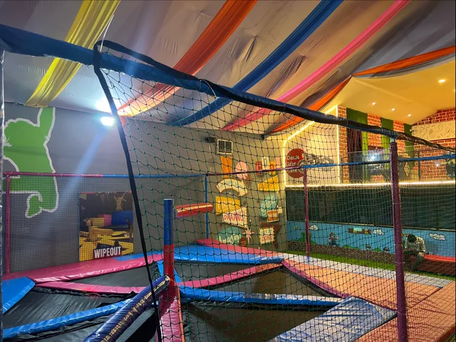 Super Bounce Trampoline and VR Park