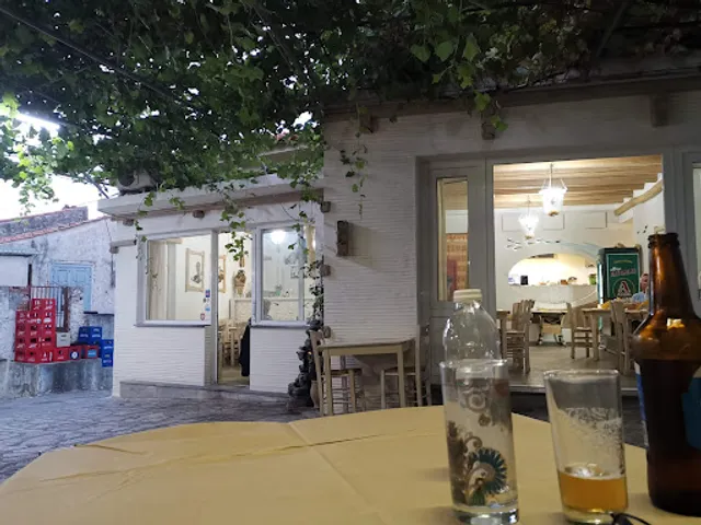 Triantaphyllos - The Little Square