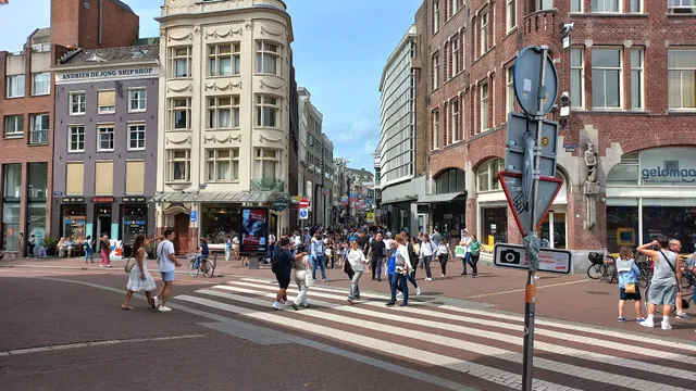 1637: Historic Canal View Suites