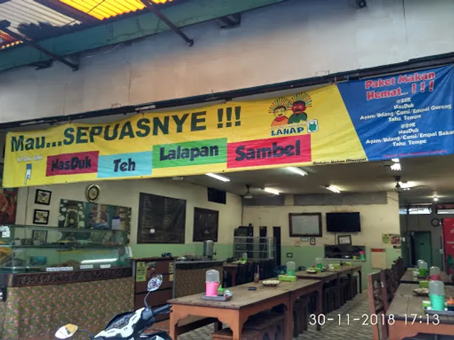 Nasi Uduk Dan Ayam Goreng Lahap