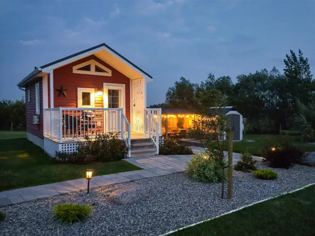 Prairie Rose Cottage - Hot Tub Cabin Near Fort Macleod