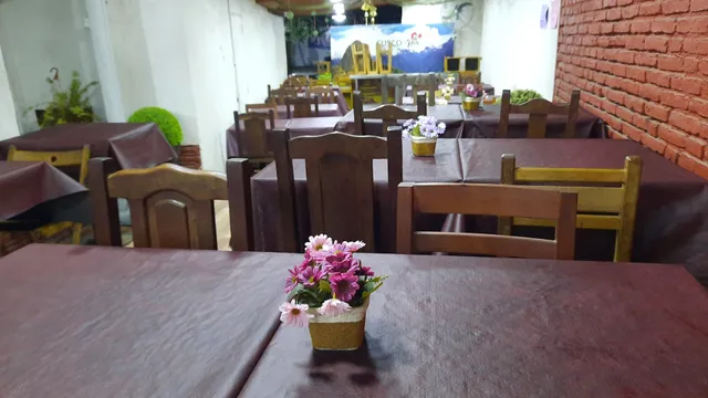 Jenny la reina de las salchipapas