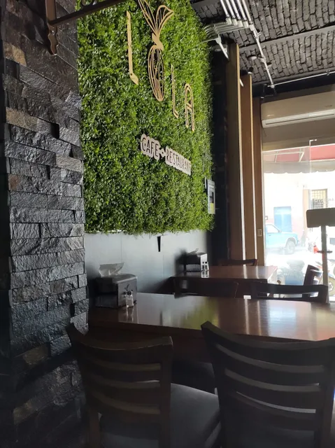 Lola Restaurant Café