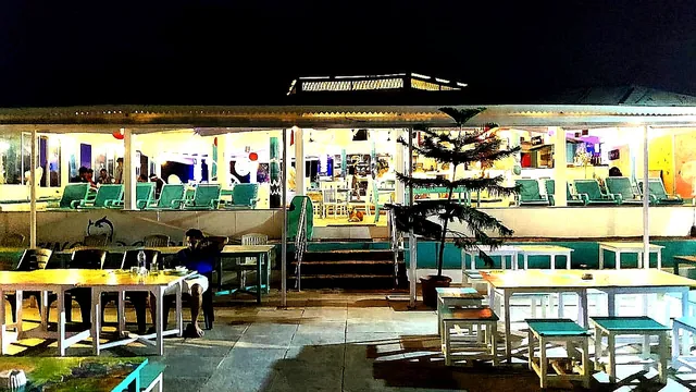 Flying Dolphin Beachside Cafe