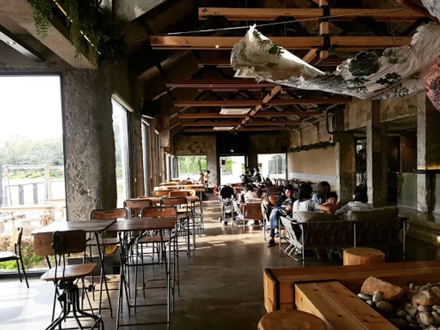 Cafe Aden Bomun Lake