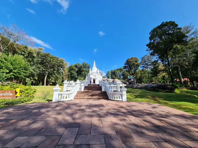 Wat Tham Klong Ple (Luang Pu Khao)