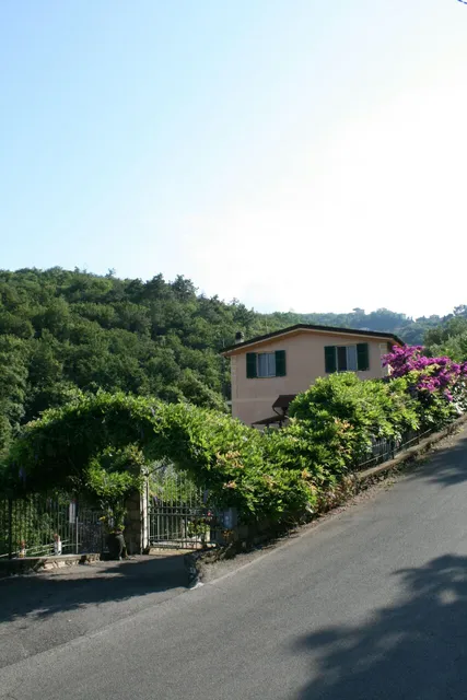 Casa tra mare e collina