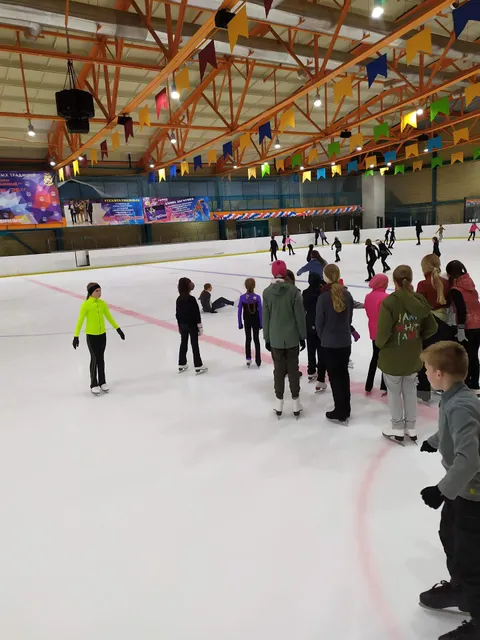 Ledovyy Katok "Khrustal'nyy"