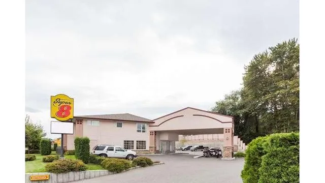 Super 8 by Wyndham Lake Country/Winfield Area