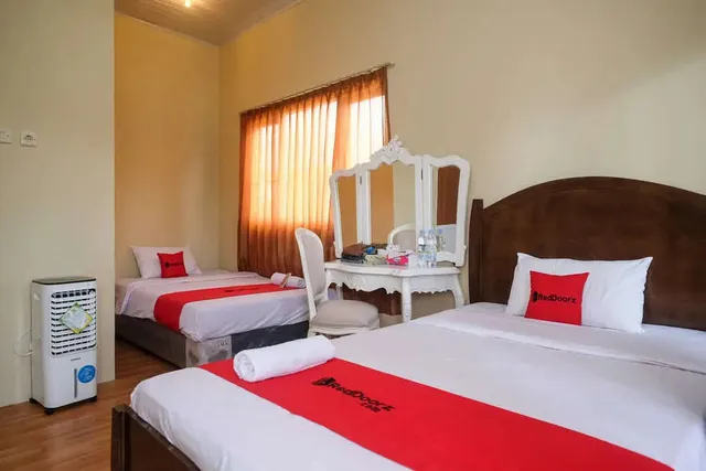 RedDoorz Syariah near Alun Alun Wonosobo 3