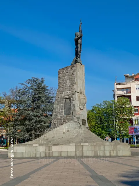 Spomenik Srpskom Vojniku U Kraljevu