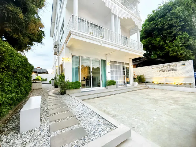 The White House Rachamankha (เดอะ ไวท์เฮ้าส์ ราชมรรคา)