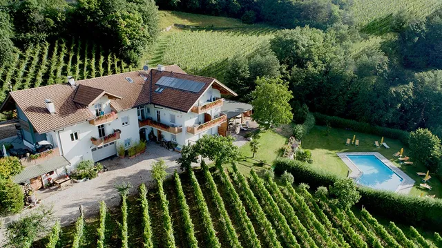 Kerschbamerhof Apartments auf dem Weinbauernhof im Süden Südtirols mit Pool