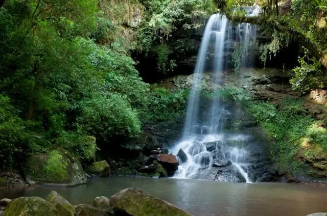 Cascata e Caverna dos Bugres
