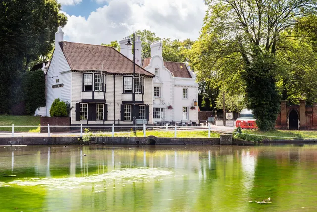 The Greyhound (Hotel)