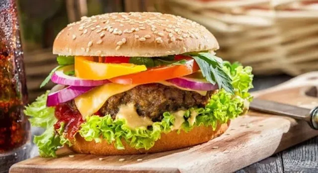 GATO QUE MUGE ALIMENTOS SAUDÁVEIS