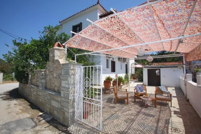 Yianna Sunny Studios