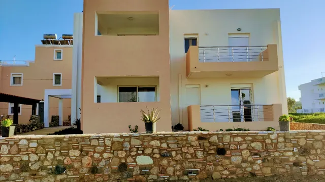 Diamond Deluxe Apartment’s pool&bar