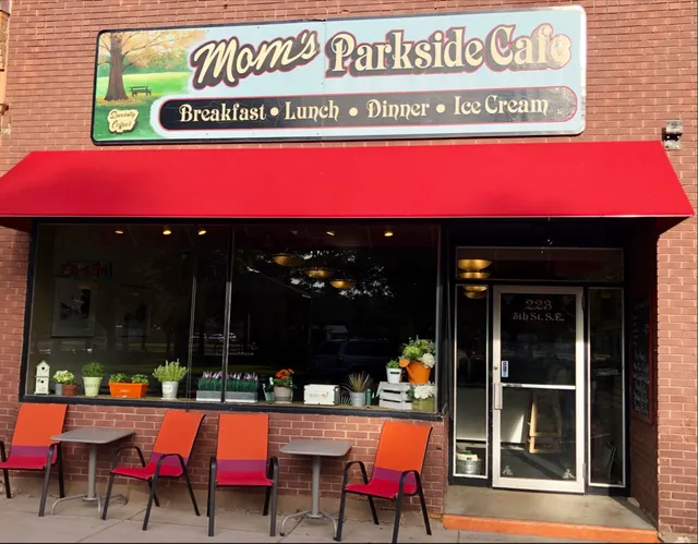 Mom's Parkside Cafe