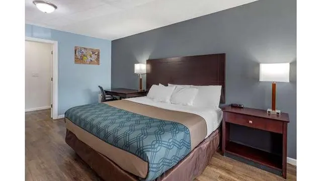 Econo Lodge Inn & Suites Sandusky South