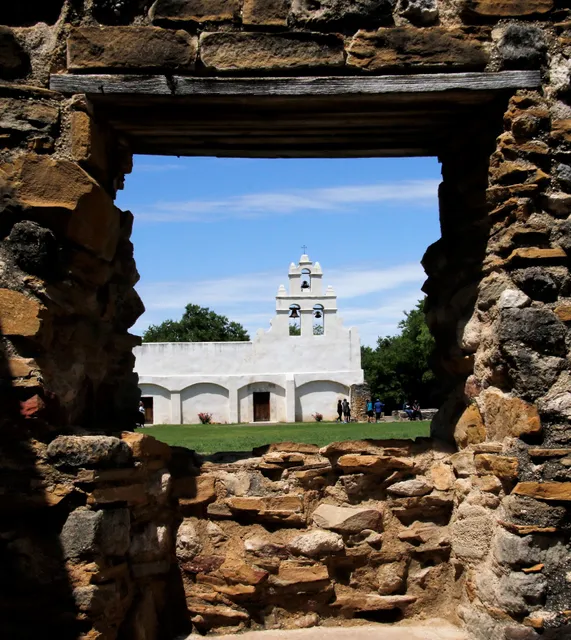 American Indians in Texas at the Spanish Colonial Missions
