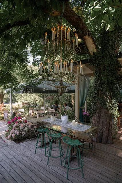 151 Restaurant & Bar