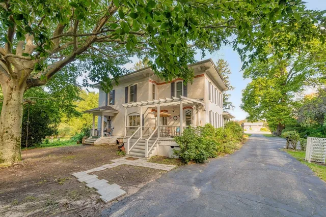 Monroe Manor Inn B & B