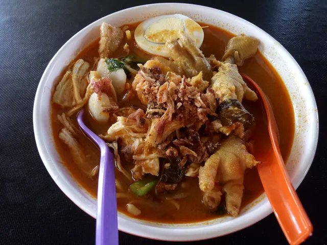 Kak Arah Mee Kari dan Laksa Telur Sarang