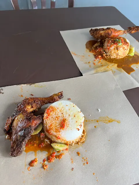 D’Naim Nasi kukus pantai dalam