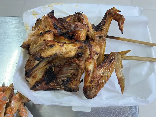 មាន់អាំងតាពាក់មួក็ ( Grilled Chicken by Hat man )