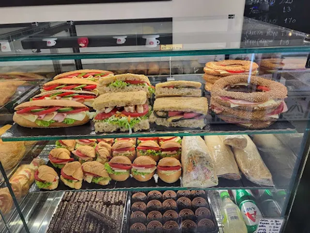 Friends of Bread Neos Kosmos