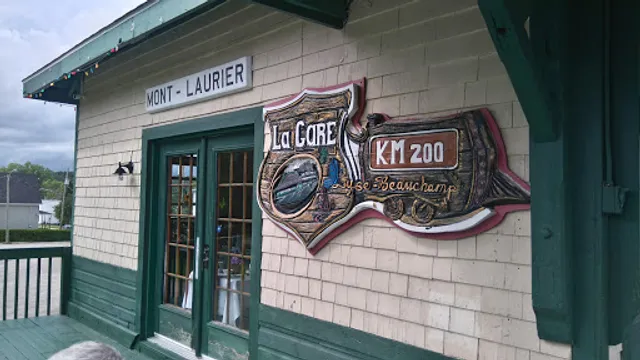 Au Café De La Gare.