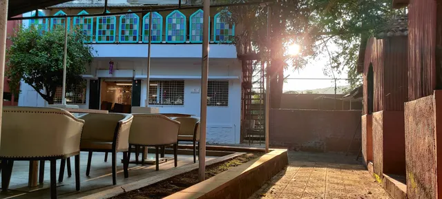 THE UPPER DECK Wine-Dine-Banquets